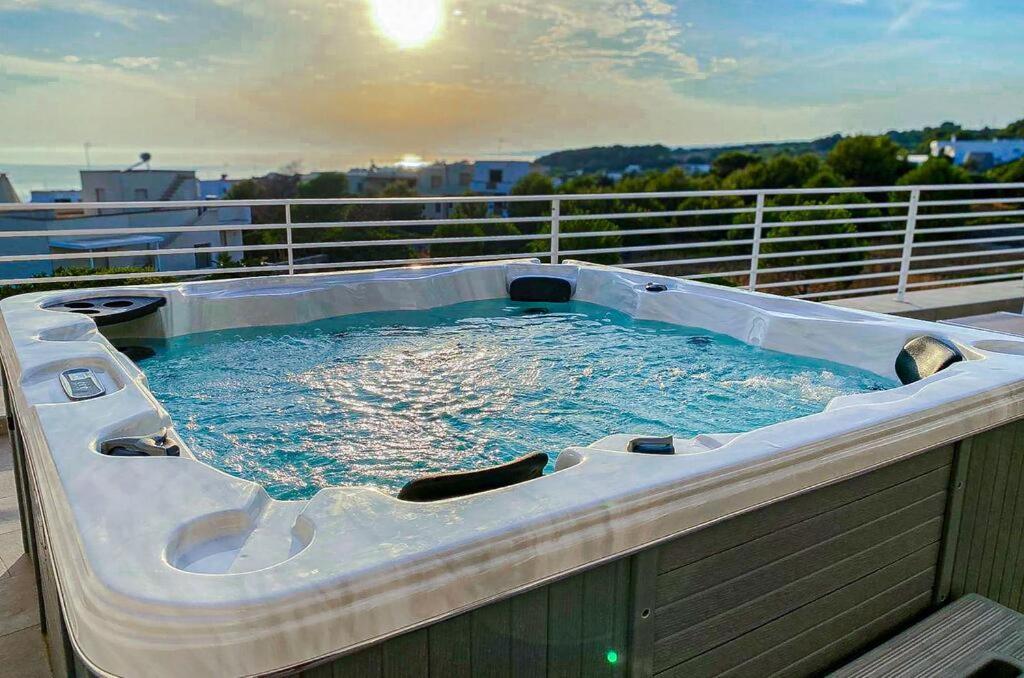 Jacuzzi Holiday Homes By Lovesud Santa Maria di Leuca Exterior photo